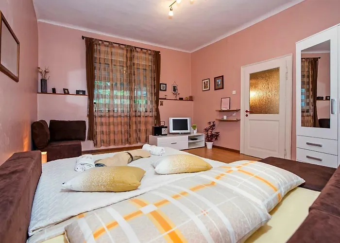 Stela - One Bedroom Ρόβινι