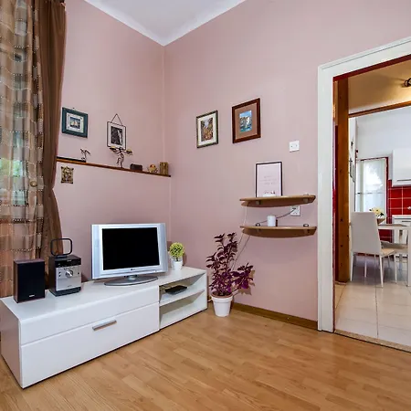 Stela - One Bedroom * 罗维尼