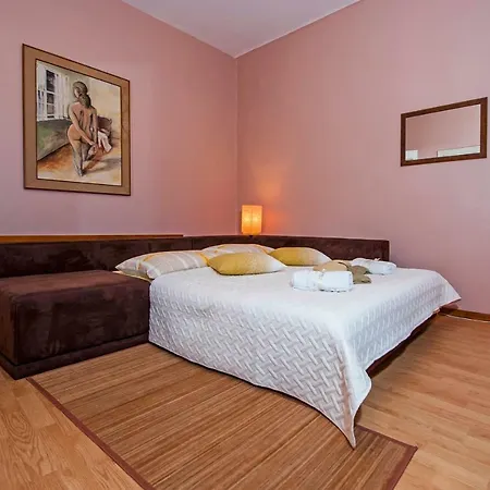 Stela - One Bedroom 罗维尼