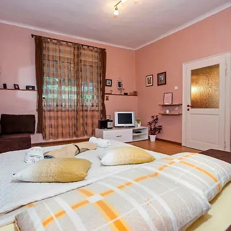 Stela - One Bedroom 罗维尼