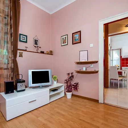 Stela - One Bedroom 罗维尼