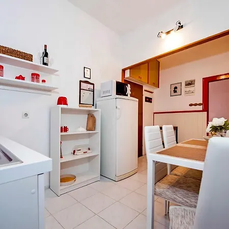 Stela - One Bedroom * 罗维尼